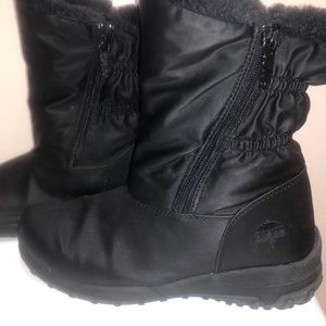 Women's Totes Black Snow Boots, 6, New